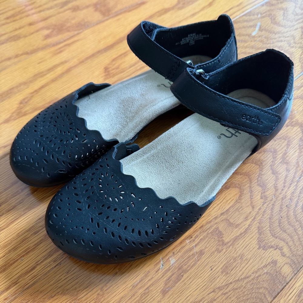 Earth Girls Black Perforated Eyelet Scallop Mary Jane Flats Shoes 5.5 5 1/2